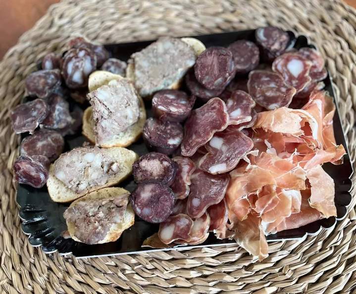 Charcuterie artisanale aux saveurs authentiques.
